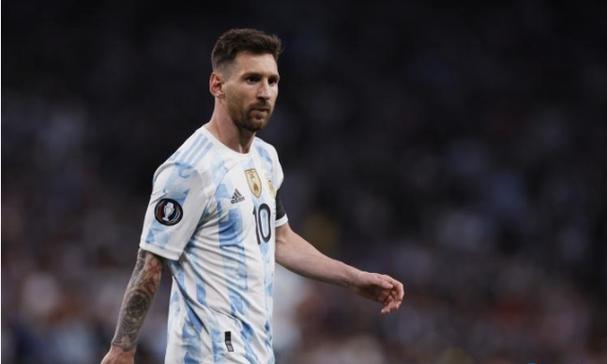 朱婷赛后拒绝采访引众怒，实际上女排队里有铁规需教练点头，队长宁愿扛黑护队友情深厚引发热议